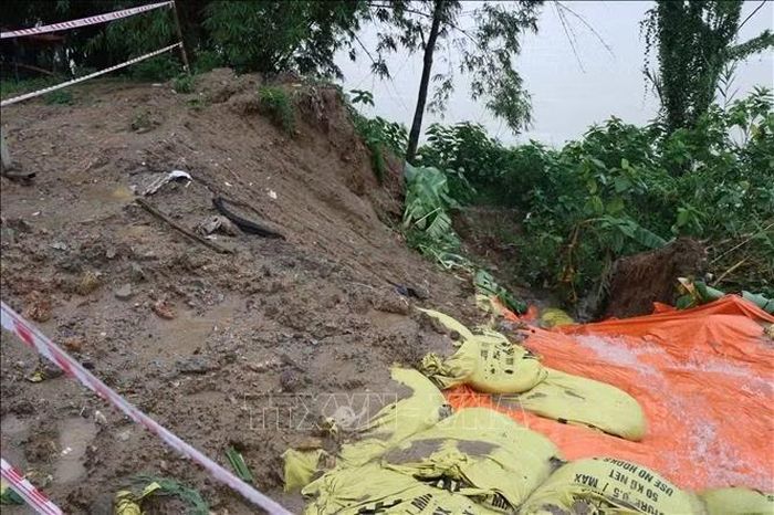 Lượng lớn đất bị sạt trượt xuống lòng sông Hương.