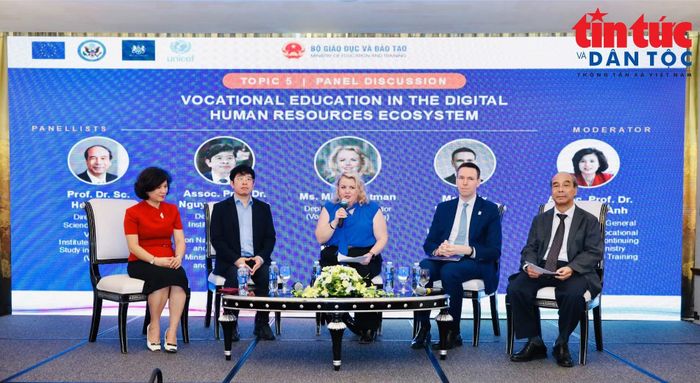 Các diễn giả trao đổi tại hội thảo.