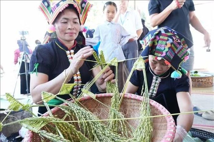 Phụ nữ Thái khéo tay đan những bông lúa để trang trí cho cốm Co Giàng.