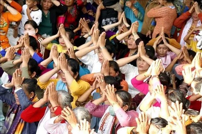 Nghi thức quan trọng trong Lễ cúng Cầu an trên tháp Po Sah Inư (phường Phú Thủy, Lâm Đồng) của đồng bào Chăm theo đạo Bàlamôn.