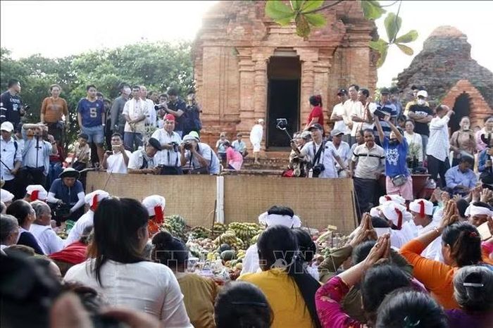 Lễ cúng Cầu an hướng về tháp chính Po Sah Inư (phường Phú Thủy, Lâm Đồng) của đồng bào Chăm theo đạo Bàlamôn.