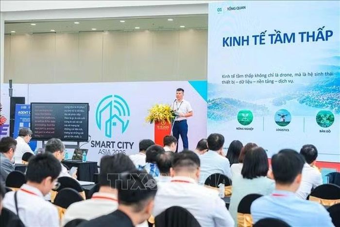 Giám đốc VNPT UAV Lab Phạm Đắc Bảo tham luận về việc sản xuất, ứng dụng thiết bị bay không người lái (UAV) ứng dụng trong kinh tế tầm thấp. Ảnh: Hoàng Hiếu/TTXVN