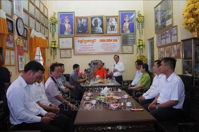 Đoàn công tác Tỉnh ủy Cà Mau thăm và chúc mừng sư sãi tại chùa Prek Chrou (Chùa Xiêm Cán, phường Hiệp Thành, tỉnh Cà Mau).