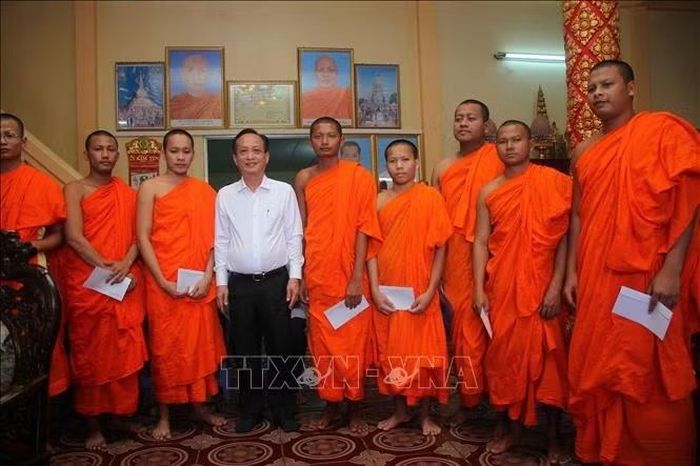 Phó Bí thư Tỉnh ủy, Chủ tịch HĐND tỉnh Phạm Văn Thiều tặng quà các vị sư sãi tại chùa Prek Chrou (Chùa Xiêm Cán, phường Hiệp Thành (tỉnh Cà Mau) nhân lễ Sen Đôn-ta.