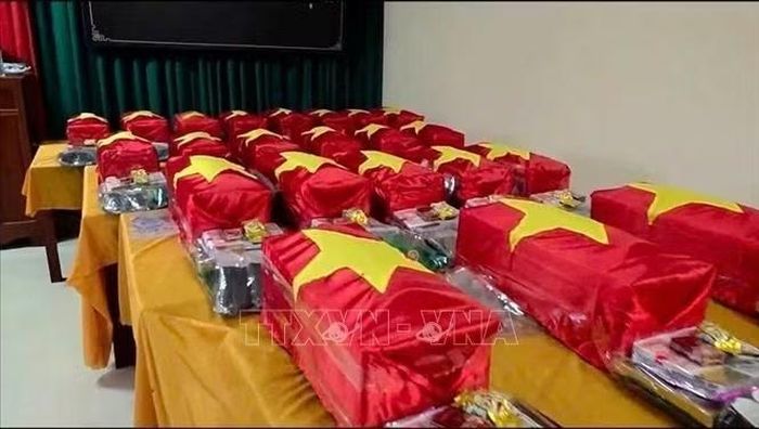 Sau khi cất bốc, các hài cốt liệt sĩ và di vật được bảo quản, chăm sóc, hương khói chu đáo theo quy định. Ảnh: TTXVN phát