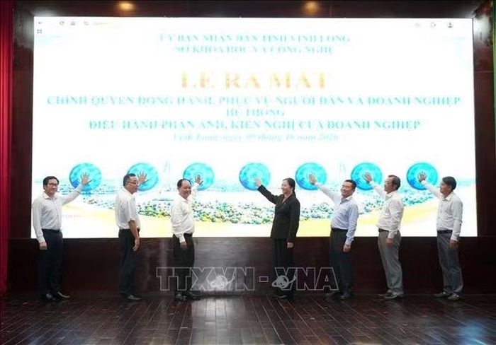 Đại biểu thực hiện nghi thức ra mắt hệ thống "Điều hành phản ánh, kiến nghị của doanh nghiệp" qua nền tảng số Smart Vĩnh Long và IOC.