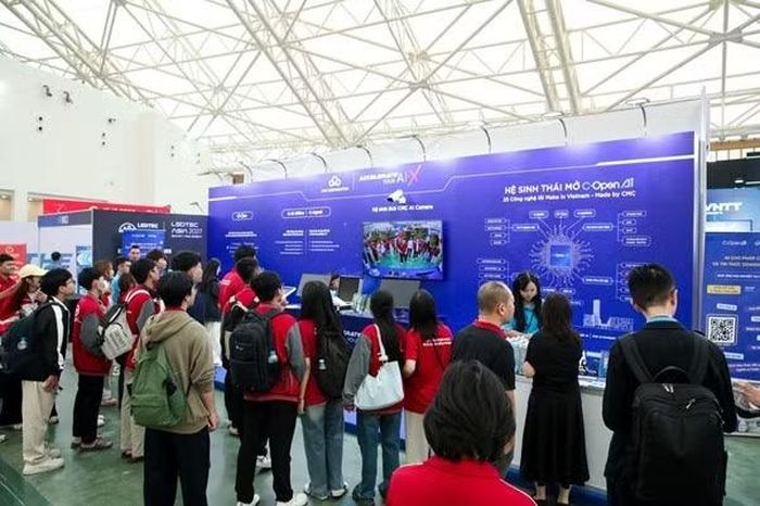 Khách tham quan tại các gian hàng triển lãm.