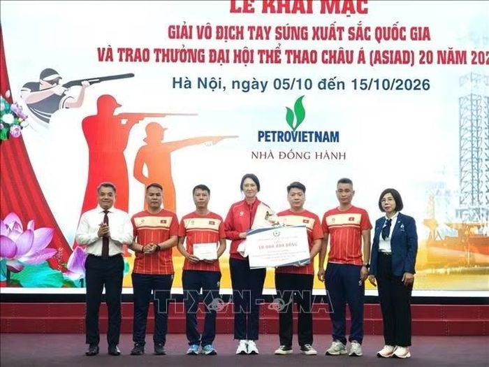 Trao thưởng cho các chuyên gia, huấn luyện viên tham dự ASIAD 20. Ảnh: Nam Sương - TTXVN