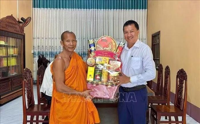 Lãnh đạo xã Cô Tô, An Giang thăm, tặng quà tại chùa Pô Thi Vong (xã Cô Tô) dịp lễ Sene Đôn Ta năm 2026. Ảnh: Thanh Sang/TTXVN