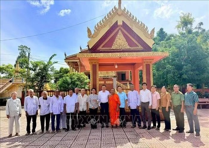 Lãnh đạo Sở Dân tộc và Tôn giáo tỉnh An Giang thăm, tặng quà tại chùa Pô Thi Les, xã Cô Tô, tỉnh An Giang dịp lễ Sene Đôn Ta năm 2026. Ảnh: Thanh Sang/TTXVN