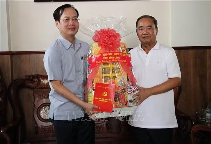 Chủ tịch UBND tỉnh Vĩnh Long Trần Trí Quang tặng quà chúc mừng Sêne Đôlta gia đình ông Thạch Hel, nguyên Phó Bí thư Thường trực Tỉnh ủy Trà Vinh (phường Trà Vinh). Ảnh: Thanh Hòa/TTXVN