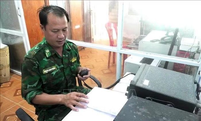 Đồn Biên phòng Cửa khẩu Cảng Gianh khẩn trương triển khai công tác tìm kiếm, cứu nạn. Ảnh: TTXVN phát