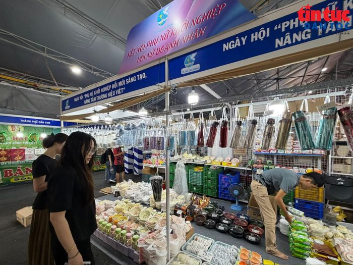 Người tiêu dùng tiếp cận nhiều sản phẩm do phụ nữ làm chủ tại Ngày hội “Phụ nữ khởi nghiệp đổi mới sáng tạo, nâng tầm thương hiệu Việt”.