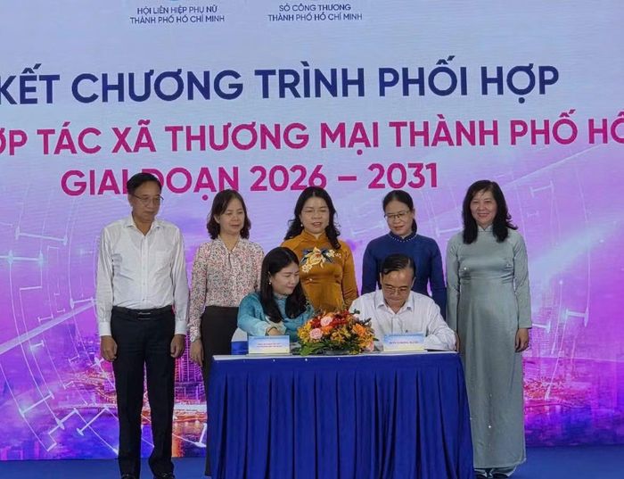 Đại diện các đơn vị kí kết hợp tác giúp phụ nữ khởi nghiệp và đưa sản phẩm đến gần hơn với người tiêu dùng.