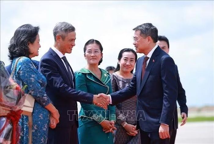Đại biểu đón Thủ tướng Lê Minh Hưng tại sân bay quốc tế Techo, Phnom Penh. Ảnh: Dương Giang/TTXVN