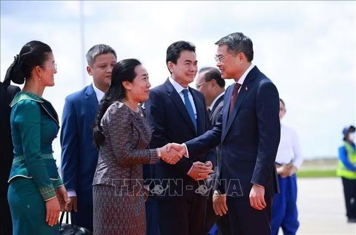 Đại biểu đón Thủ tướng Lê Minh Hưng tại sân bay quốc tế Techo, Phnom Penh. Ảnh: Dương Giang/TTXVN