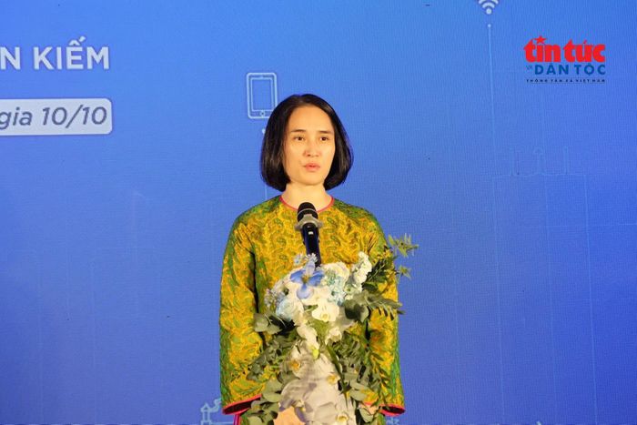Bà Nguyễn Hồng Trang, Uỷ viên Ban Thường vụ Đảng uỷ, Phó Chủ tịch Thường trực UBND phường Hoàn Kiếm phát biểu tại Lễ ra mắt mô hình thí điểm “Tuyến phố thông minh”.