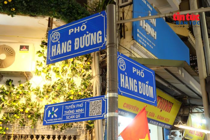Trên biển tên phố sẽ được tích hợp mã QR, giúp người dân và du khách truy cập nhanh vào chuyên trang thông tin song ngữ Việt – Anh của mô hình.