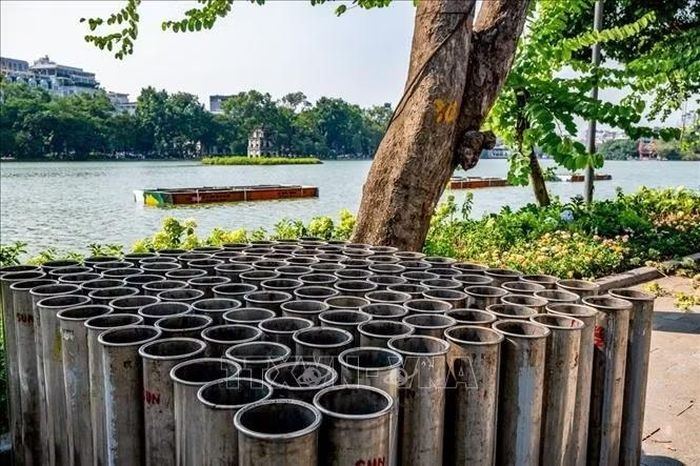 Các ống phóng pháo hoa được tập kết bên hồ Hoàn Kiếm, sẵn sàng phục vụ công tác lắp đặt trận địa bắn pháo hoa kỷ niệm 72 năm Ngày Giải phóng Thủ đô. Ảnh: TTXVN phát