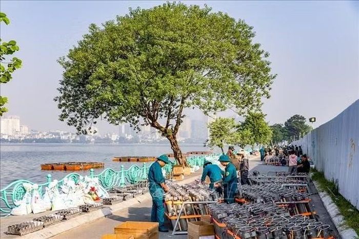 Các lực lượng khẩn trương lắp đặt hệ thống giàn pháo hoa tại khu vực ven hồ Tây, chuẩn bị cho chương trình bắn pháo hoa tối 10/10/2026. Ảnh: TTXVN phát