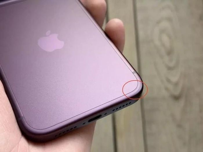 iPhone 18 Pro Max đỏ burgundy bị phai màu sơn ở góc máy. Ảnh: Letem světem Applem.