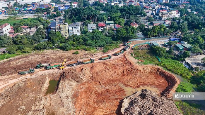 Hàng loạt xe tải vận chuyển đất cấp 2 đến bãi trữ.