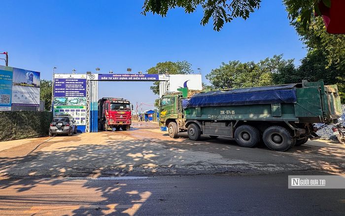 Xe tải ra vào liên tục dự án.