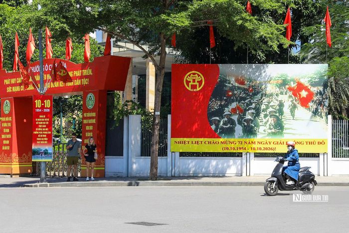 Từ mốc son lịch sử năm 1954, Hà Nội từng bước chuyển mình mạnh mẽ, diện mạo đô thị ngày càng khang trang, hiện đại. Những thành quả to lớn đạt được hôm nay là kết tinh từ sự vun đắp qua nhiều thế hệ cán bộ, chiến sĩ và nhân dân Thủ đô, cùng tinh thần đoàn kết, ý chí quật cường vượt qua khó khăn.
