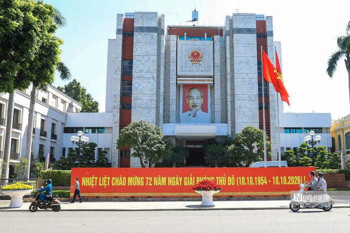 72 mùa thu đi qua, ký ức oai hùng của thế hệ cha anh ngày Giải phóng Thủ đô vẫn vẹn nguyên giá trị, trở thành niềm kiêu hãnh, tự hào của lớp lớp người dân Thủ đô và cả nước. Hình ảnh trang hoàng tại trụ sở UBND Thành phố Hà Nội.