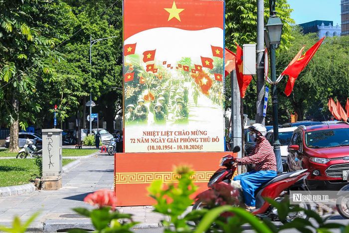 Cờ hoa, pano, áp phích được trang hoàng đồng bộ, tạo nên một diện mạo vừa hiện đại vừa đậm đà bản sắc.