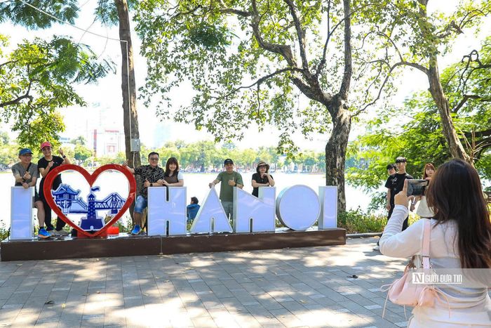 Người dân rảo bước ở khu vực trung tâm thành phố tận hưởng không khí mùa thu dịp kỷ niệm 72 năm Ngày Giải phóng Thủ đô.
