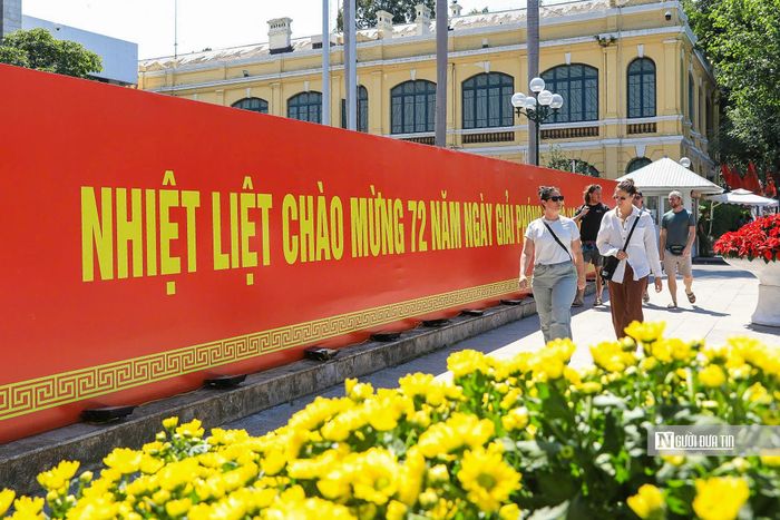 Ghi nhận của Người Đưa Tin, những ngày này trên các tuyến phố trung tâm của Thành phố Hà Nội đã được trang hoàng rực rỡ sắc cờ Tổ quốc, hoa, pa nô, áp phích.