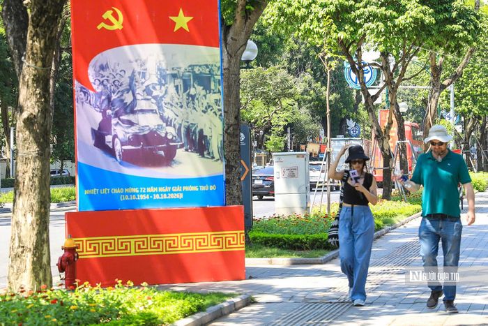 Theo dòng lịch sử, sáng ngày 10/10/1954, Đại đoàn 308, dẫn đầu là Trung đoàn Thủ đô tiến vào nội thành Hà Nội. Từ sáng sớm nhân dân Thủ đô đã tưng bừng mang theo cờ, hoa, ảnh Bác Hồ ra khắp các ngả đường chào đón bộ đội hành quân vào tiếp quản Thủ đô.