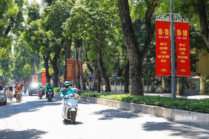 Băng rôn tuyên truyền chào mừng kỷ niệm 72 năm Ngày Giải phóng Thủ đô khắp trên các tuyến phố.