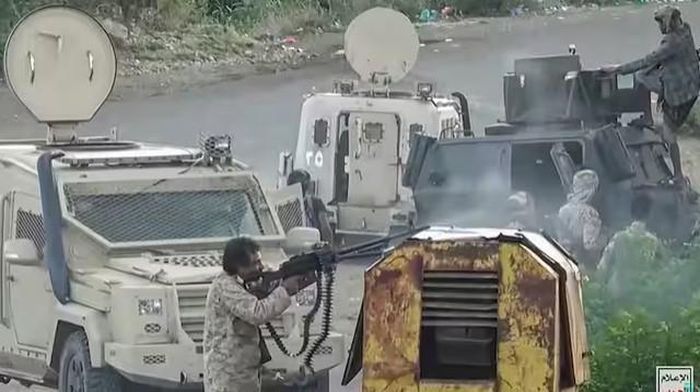 Ảnh chụp màn hình này từ đoạn video do Trung tâm Truyền thông Ansarullah công bố ngày 7/10/2026, cho thấy một tay súng thuộc lực lượng Houthi đang bắn súng máy khi tấn công quân đội chính phủ Yemen được Saudi Arabia hậu thuẫn tại tỉnh Taiz. (Ảnh: AFP)