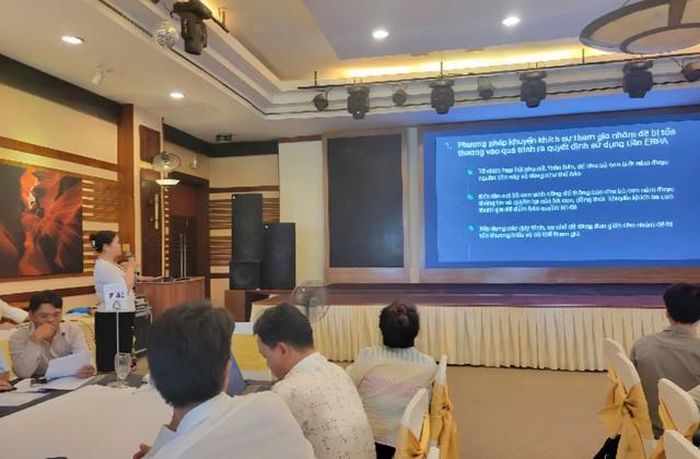 Bà Lữ Thị Lê, đại diện Cộng đồng bản Khe Tỳ, xã Hữu Kiệm chia sẻ tại Hội thảo tổng kết kế hoạch chia sẻ lợi ích thuộc Chương trình xây dựng kiến thức và năng lực EnABLE nhằm hỗ trợ triển khai ERPA.