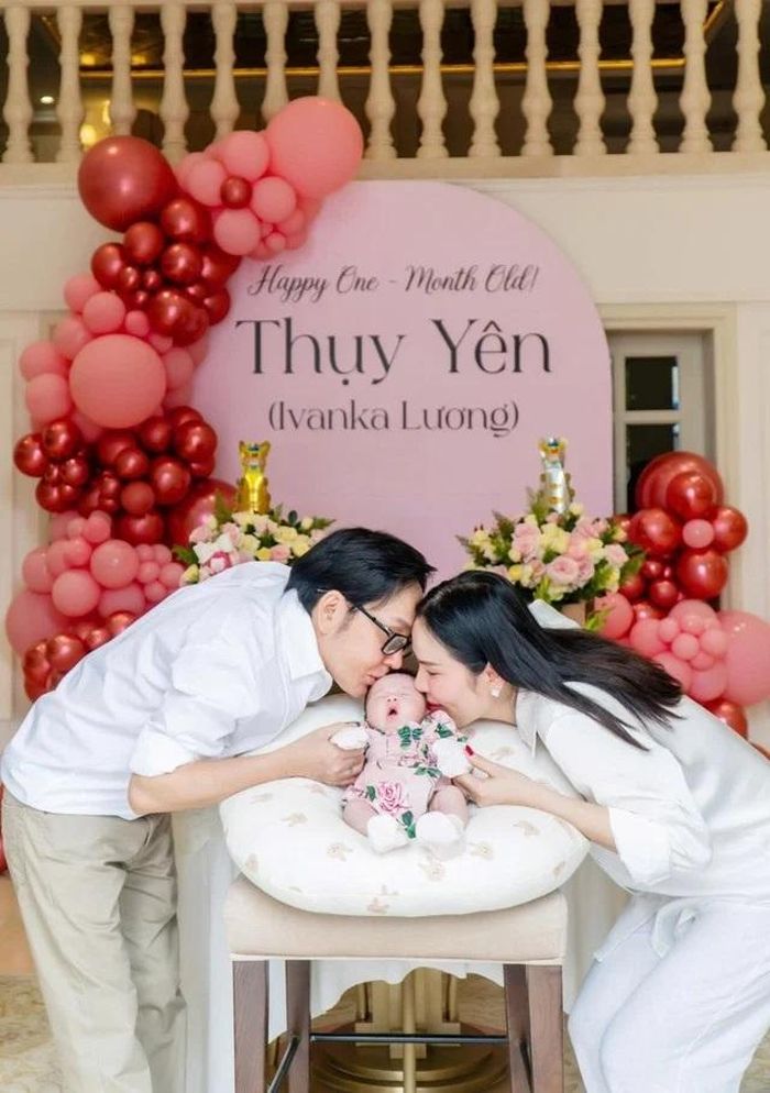 NSƯT Vũ Luân và Hoa hậu Lê Phương bên con gái. Ảnh: FBNV