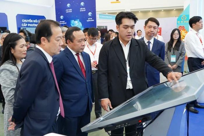 Các đại biểu tham quan gian hàng tại triển lãm chuyển đổi số (Ảnh: Bộ KH&CN).
