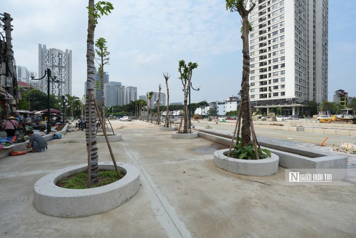Đến nay đoạn đi qua phường Xuân Đỉnh đã cơ bản thông xe sau khi mặt đường được trải một lớp nhựa đường. Cảnh quan xung quanh như cây xanh, vỉa hè cũng đang được gấp rút hoàn thiện.
