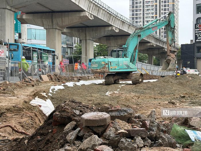 Trên công trường nhiều máy móc thiết bị được nhà thầu huy động để thực hiện công tác thi công đẩy nhanh tiến độ theo yêu cầu của phía chủ đầu tư.