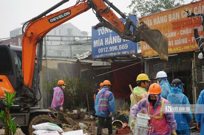 Tại tuyến 2.5 đoạn Đầm Hồng - Quốc lộ 1A trước đó công tác GPMB gặp nhiều khó khăn buộc lực lượng chức năng phải tiến hành cưỡng chế đối với một số trường hợp có biểu hiện chống đối.