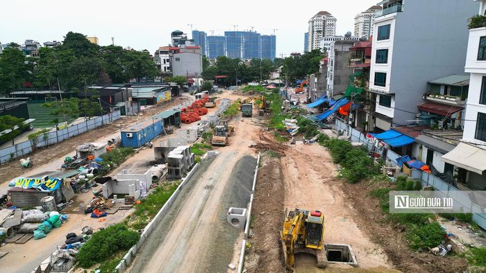 Theo ghi nhận của phóng viên, tại khu vực tuyến vành đai 2.5 đi qua phường Xuân Đỉnh, sau khi các cơ quan chức năng phường vào cuộc vận động người dân để bàn giao GPMB việc thực hiện tuyến đường đã diễn ra một cách nhanh chóng.
