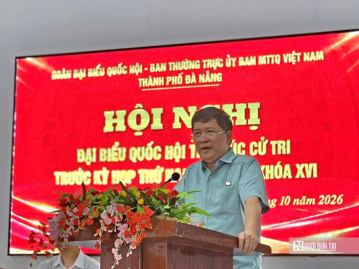 Đại biểu Quốc hội Tạ Văn Hạ phát biểu tại buổi tiếp xúc cử tri xã Việt An, đề nghị giải quyết ngay những vấn đề thuộc thẩm quyền của địa phương.
