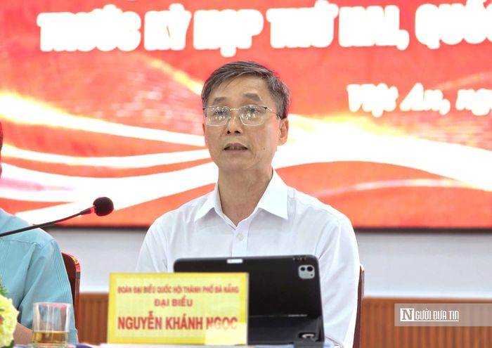 Đại biểu Quốc hội Nguyễn Khánh Ngọc trao đổi với cử tri về những vướng mắc trong giải quyết thủ tục hành chính và chính sách pháp luật.