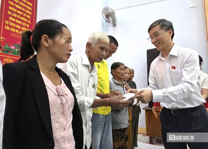 Ông Nguyễn Khánh Ngọc, Chủ tịch Hội Luật gia Việt Nam, trao tặng 20 phần quà cho các gia đình chính sách, hộ có hoàn cảnh khó khăn tại xã Việt An.