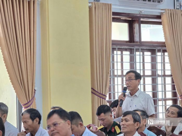 Cử tri xã Việt An phản ánh những khó khăn trong đời sống, kiến nghị sớm giải quyết các vấn đề tồn đọng tại địa phương.