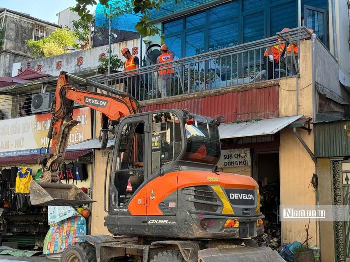 Các hạng mục công trình lần lượt được tháo bỏ, tạo nên khung cảnh khác biệt so với diện mạo đông đúc thường ngày của tuyến phố.