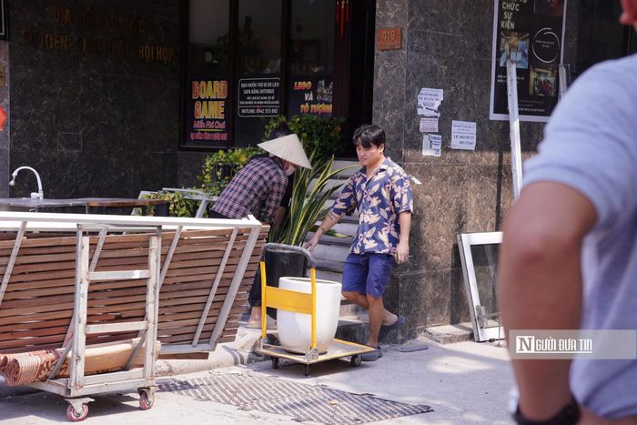 Người dân sinh sống dọc tuyến đường Giải Phóng cho biết, dù không tránh khỏi những băn khoăn khi phải tháo dỡ căn nhà đã gắn bó nhiều năm, các gia đình vẫn sẵn sàng thu dọn tài sản, bàn giao mặt bằng để phục vụ dự án. Người dân mong muốn quá trình di dời được triển khai thuận lợi, đồng thời nơi ở mới bảo đảm điều kiện sinh hoạt ổn định, cơ sở hạ tầng đồng bộ và chất lượng cuộc sống bằng hoặc tốt hơn nơi ở hiện tại.