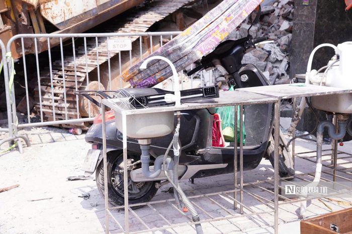 Những vật dụng còn sử dụng được như cửa, thiết bị, đồ nội thất được tháo rời, vận chuyển đến nơi mới nhằm hạn chế lãng phí.