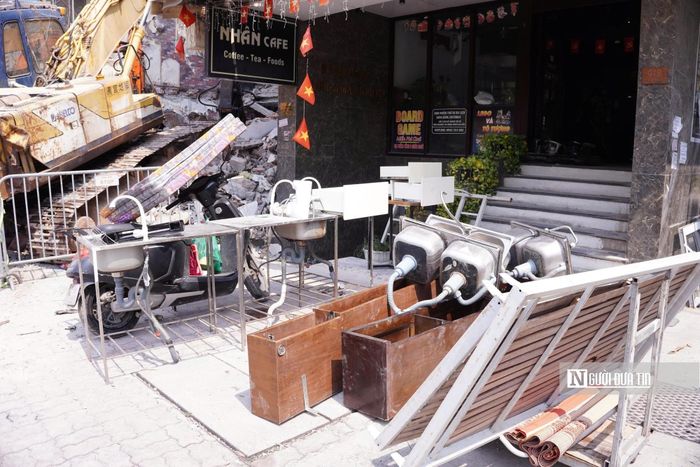 Một số cơ sở kinh doanh chuẩn bị bàn giao mặt bằng bằng cách tháo biển hiệu, di chuyển hàng hóa và các thiết bị phục vụ hoạt động buôn bán.